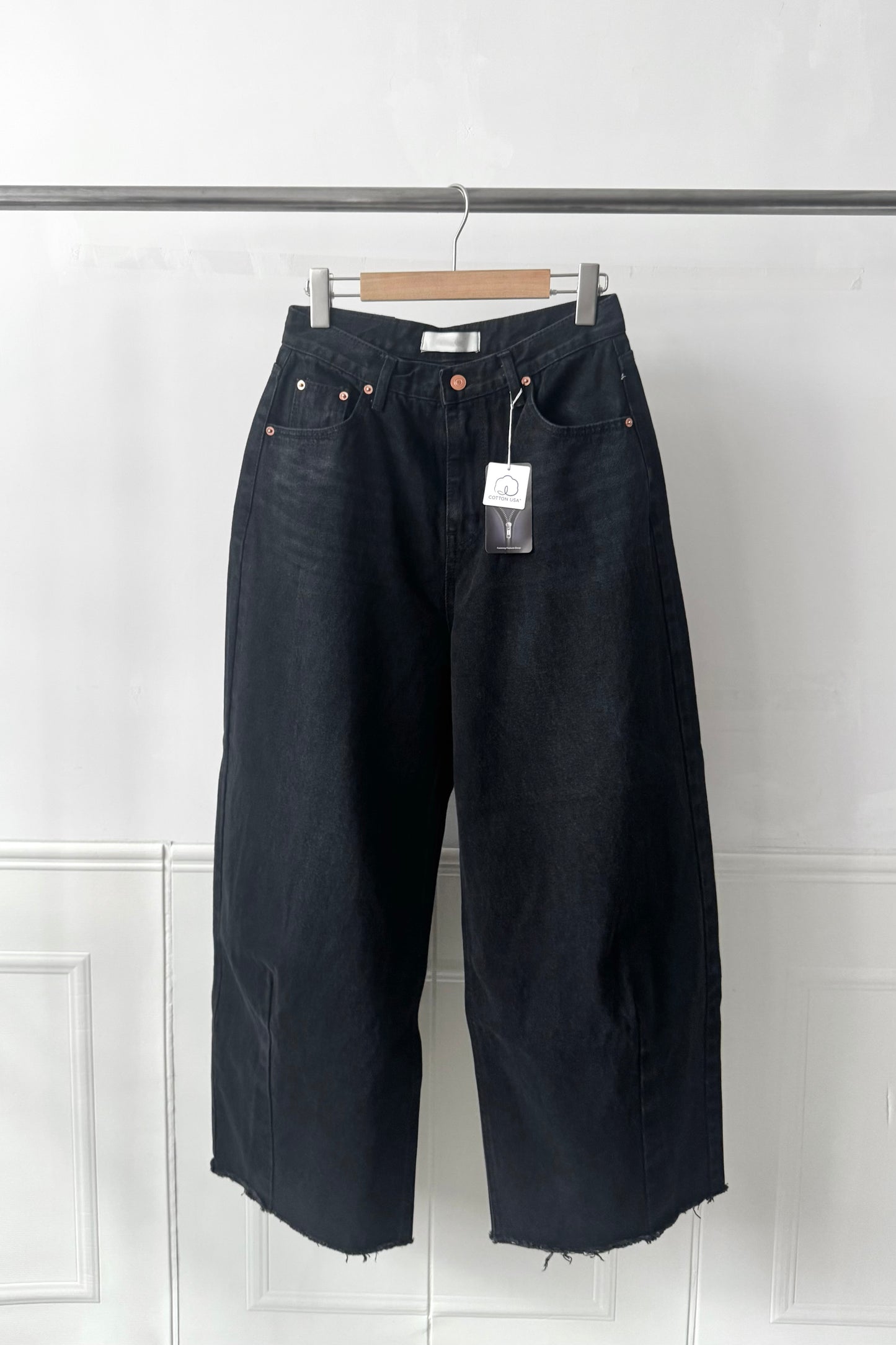 250911 Curve Cut Denim Jeans