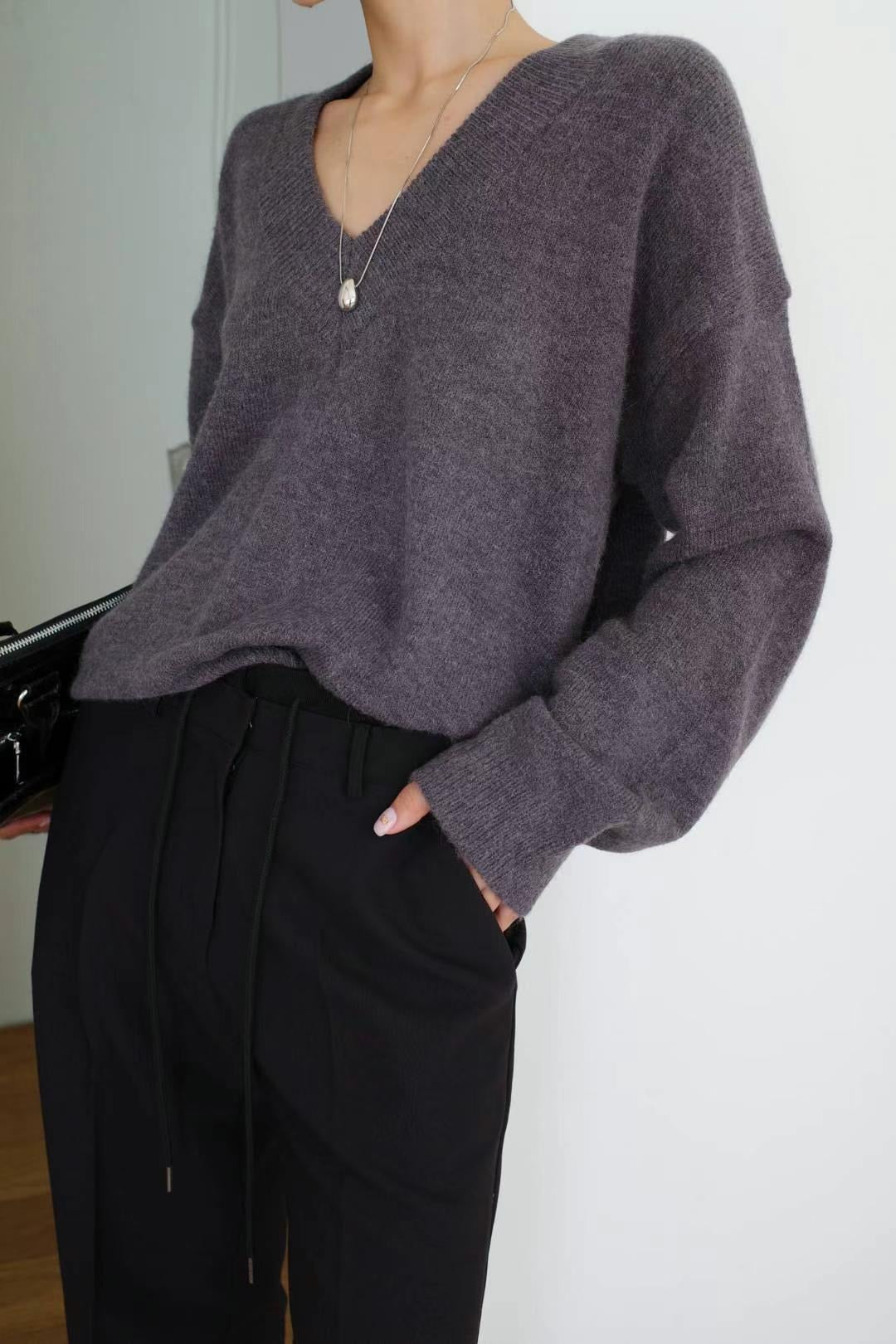 1106 Guinevere V neck Knitwear (SHOWROOM 有DISPLAY)