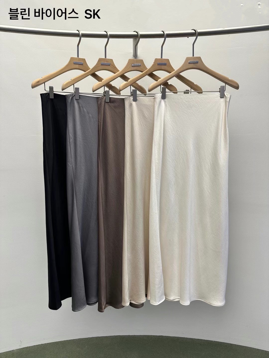 1017 Vienna Satin Skirt (*SHOWROOM 有DISPLAY)
