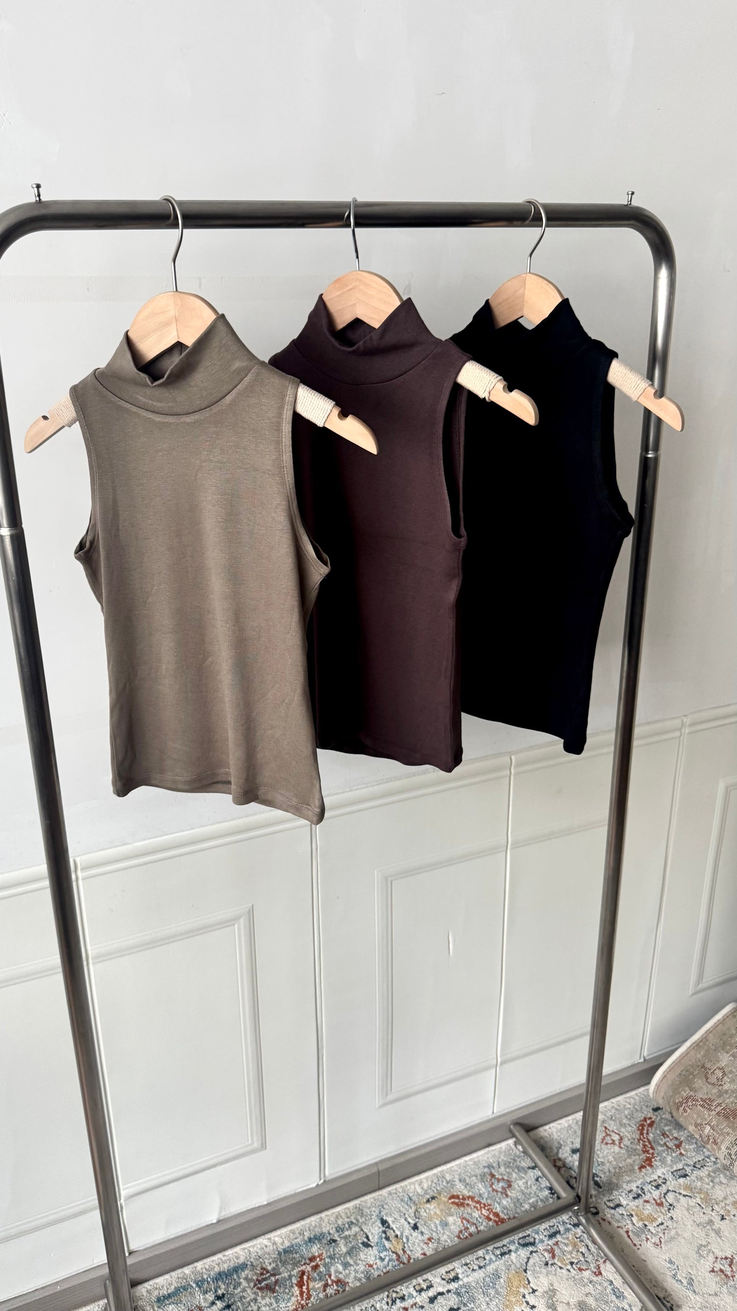 250931 90s sleeveless turtleneck