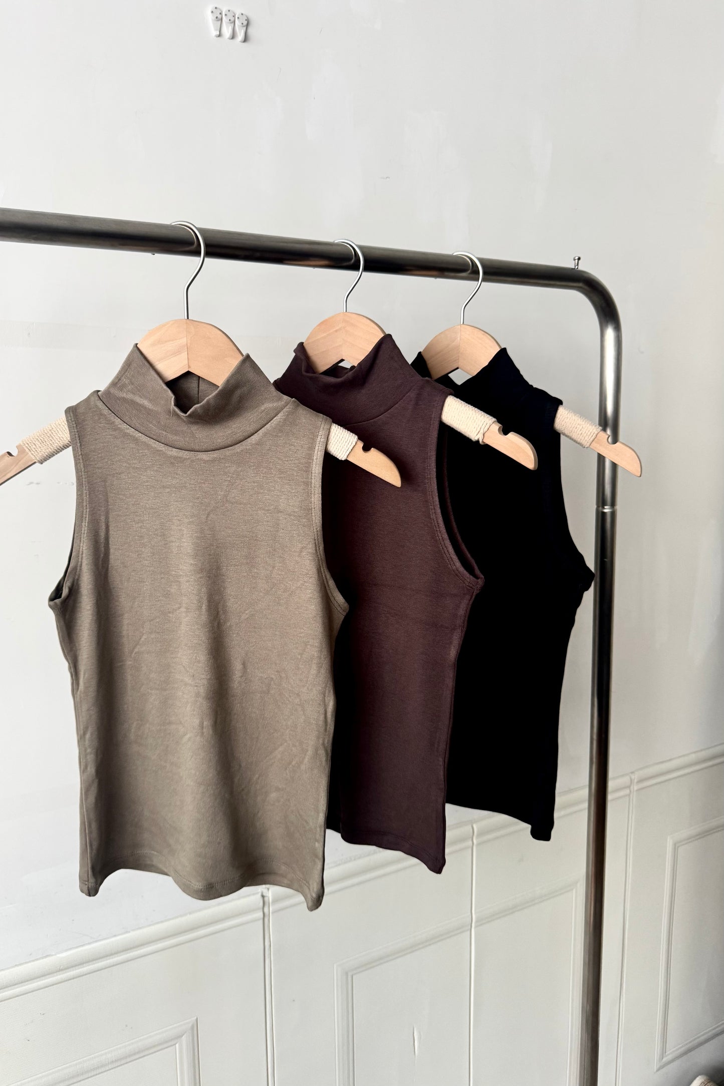 250931 90s sleeveless turtleneck