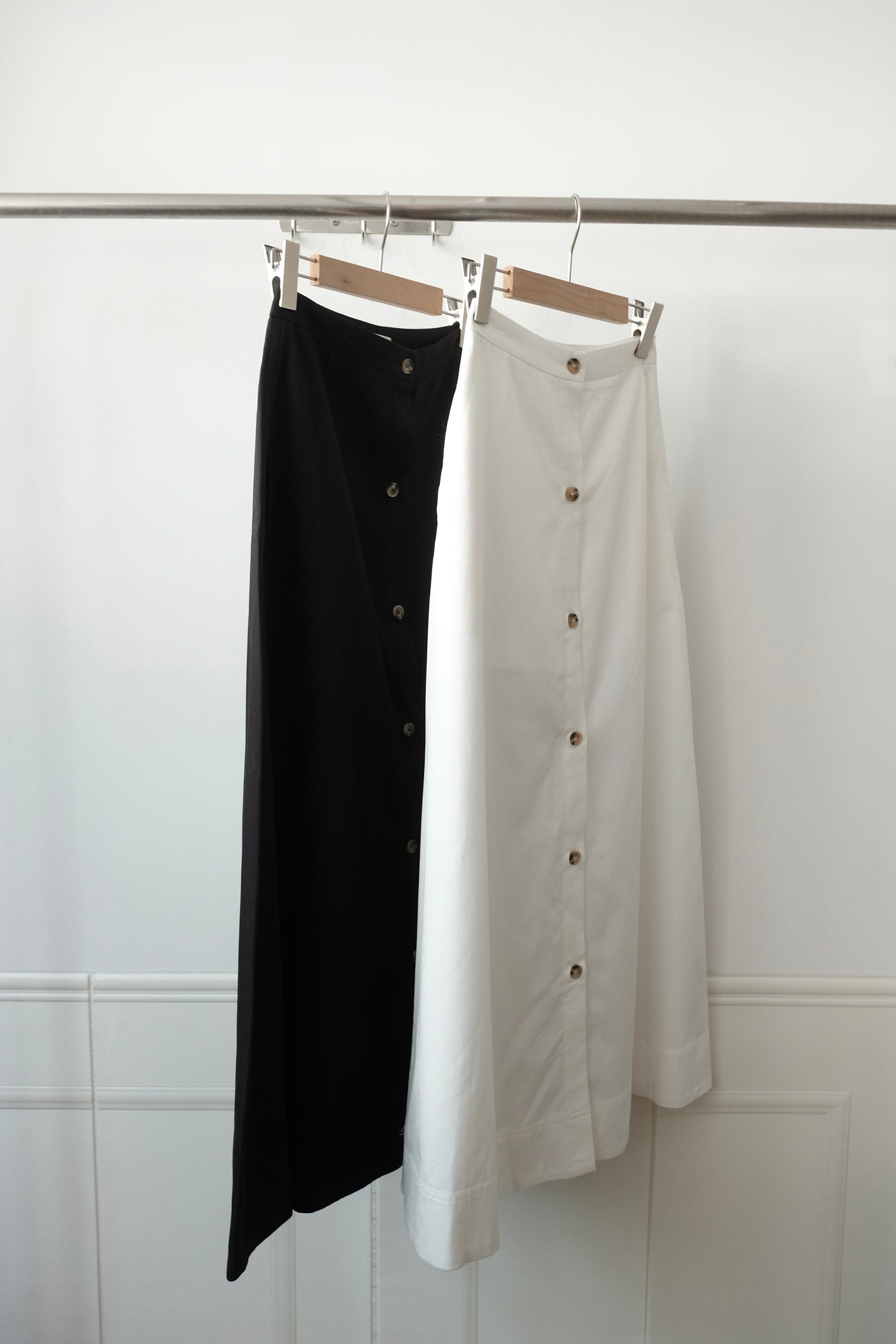 250409 Eleonora Button Slit Skirt