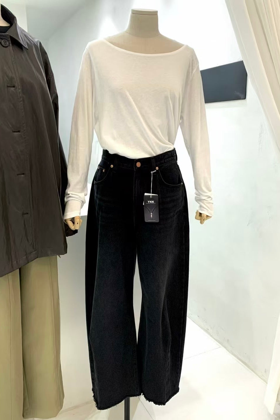 250911 Curve Cut Denim Jeans