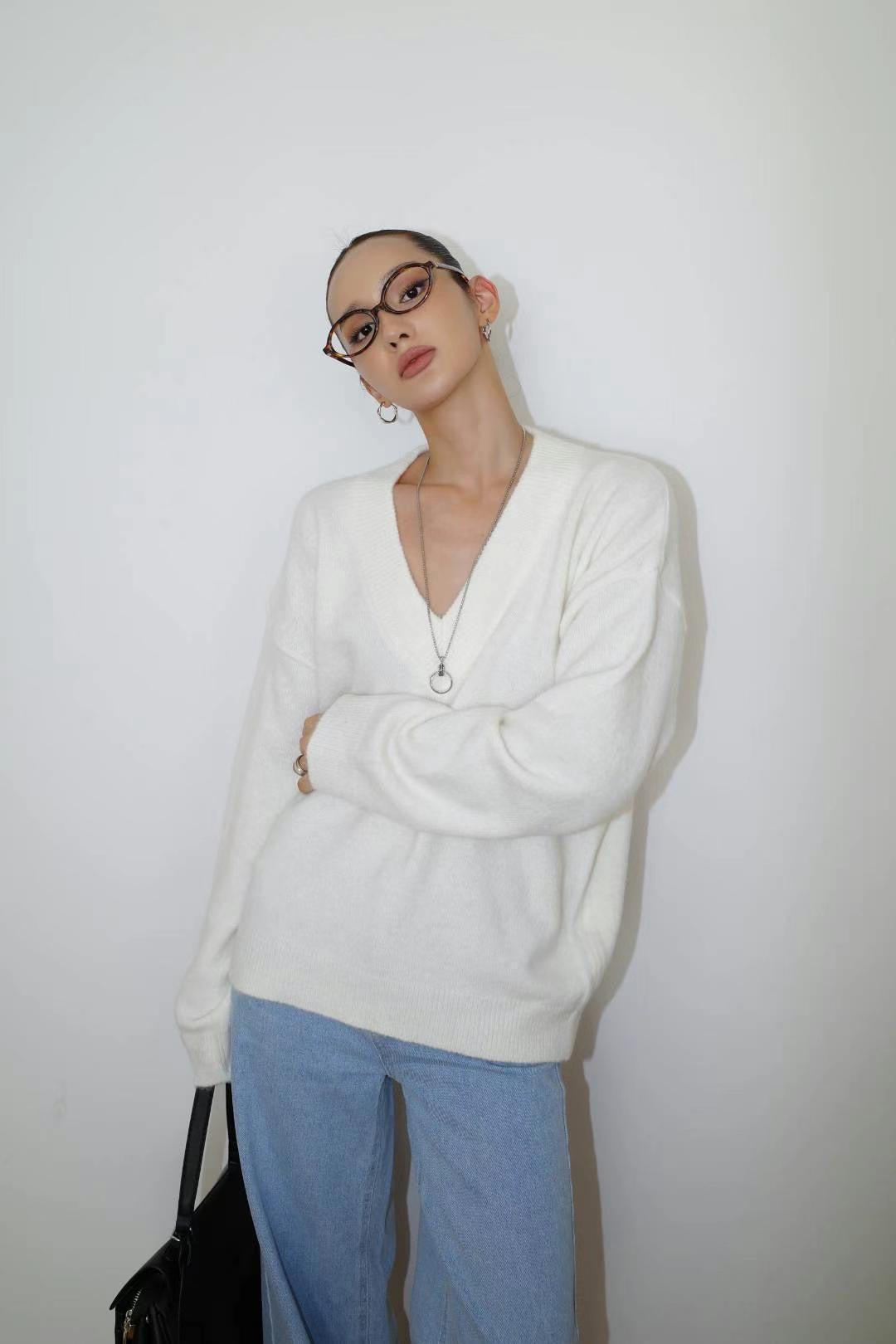 1106 Guinevere V neck Knitwear (SHOWROOM 有DISPLAY)