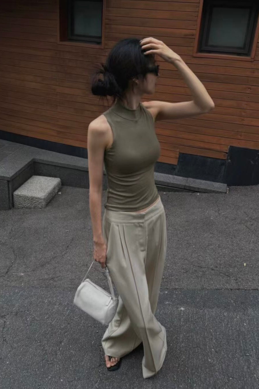 250931 90s sleeveless turtleneck