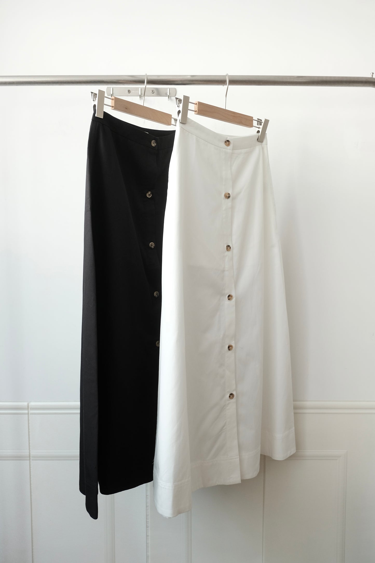 250409 Eleonora Button Slit Skirt