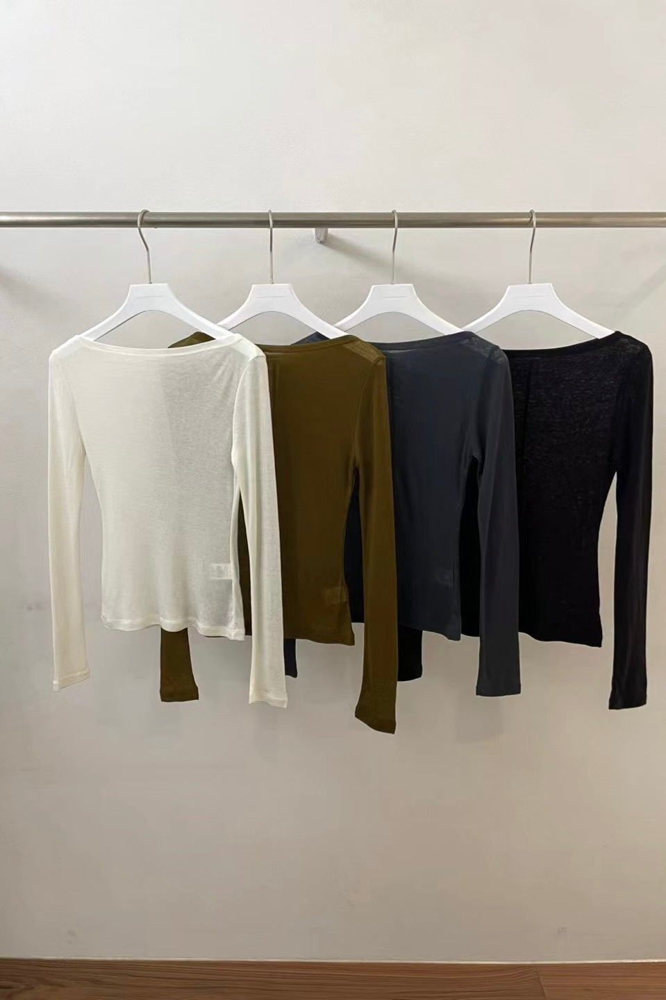 250950 Sheer boat neck top