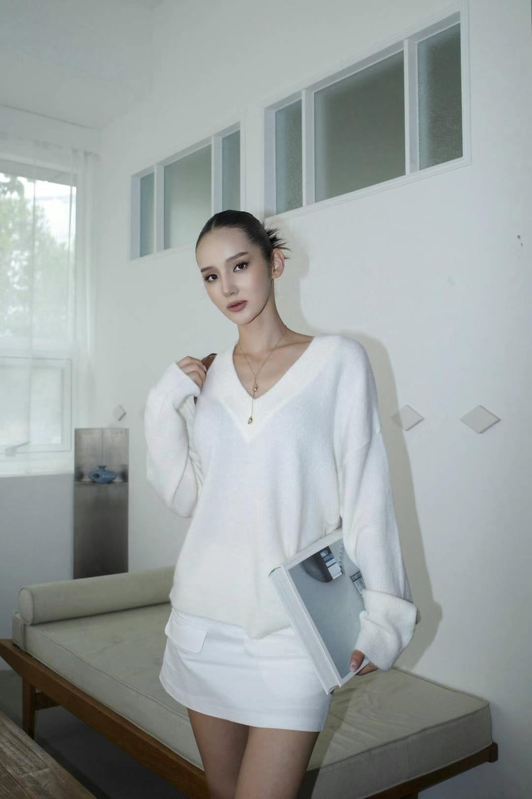 1106 Guinevere V neck Knitwear (SHOWROOM 有DISPLAY)