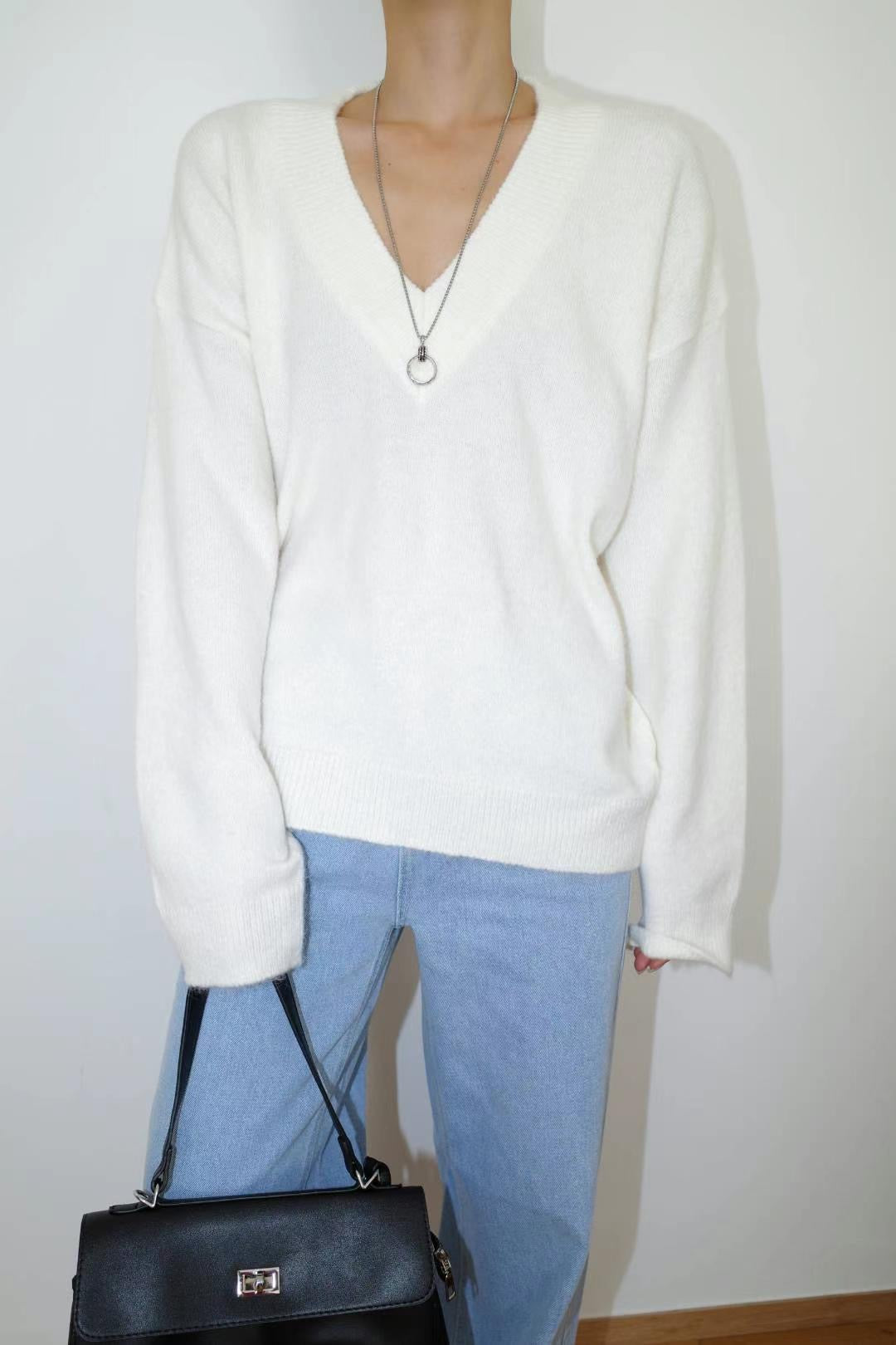 1106 Guinevere V neck Knitwear (SHOWROOM 有DISPLAY)
