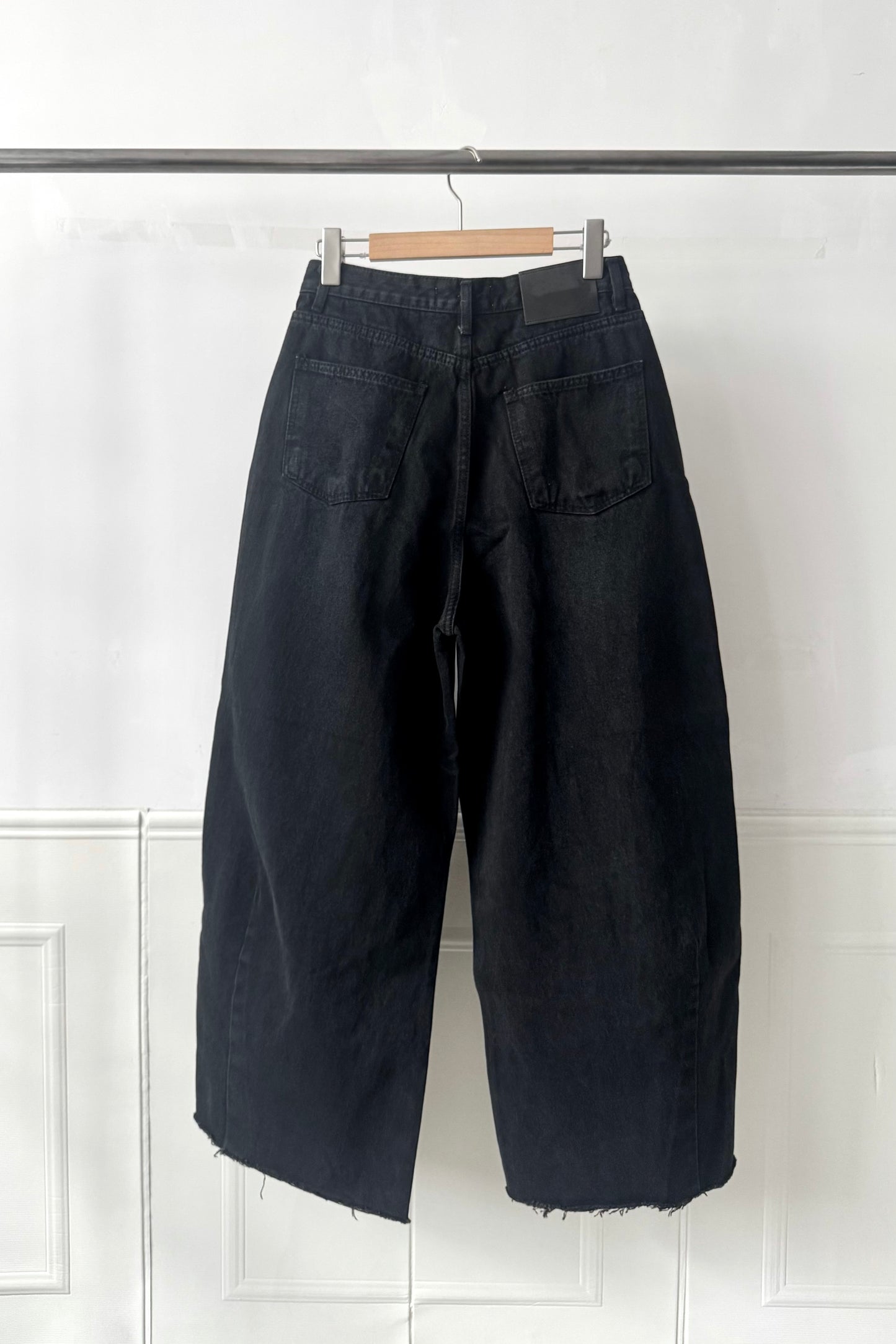 250911 Curve Cut Denim Jeans