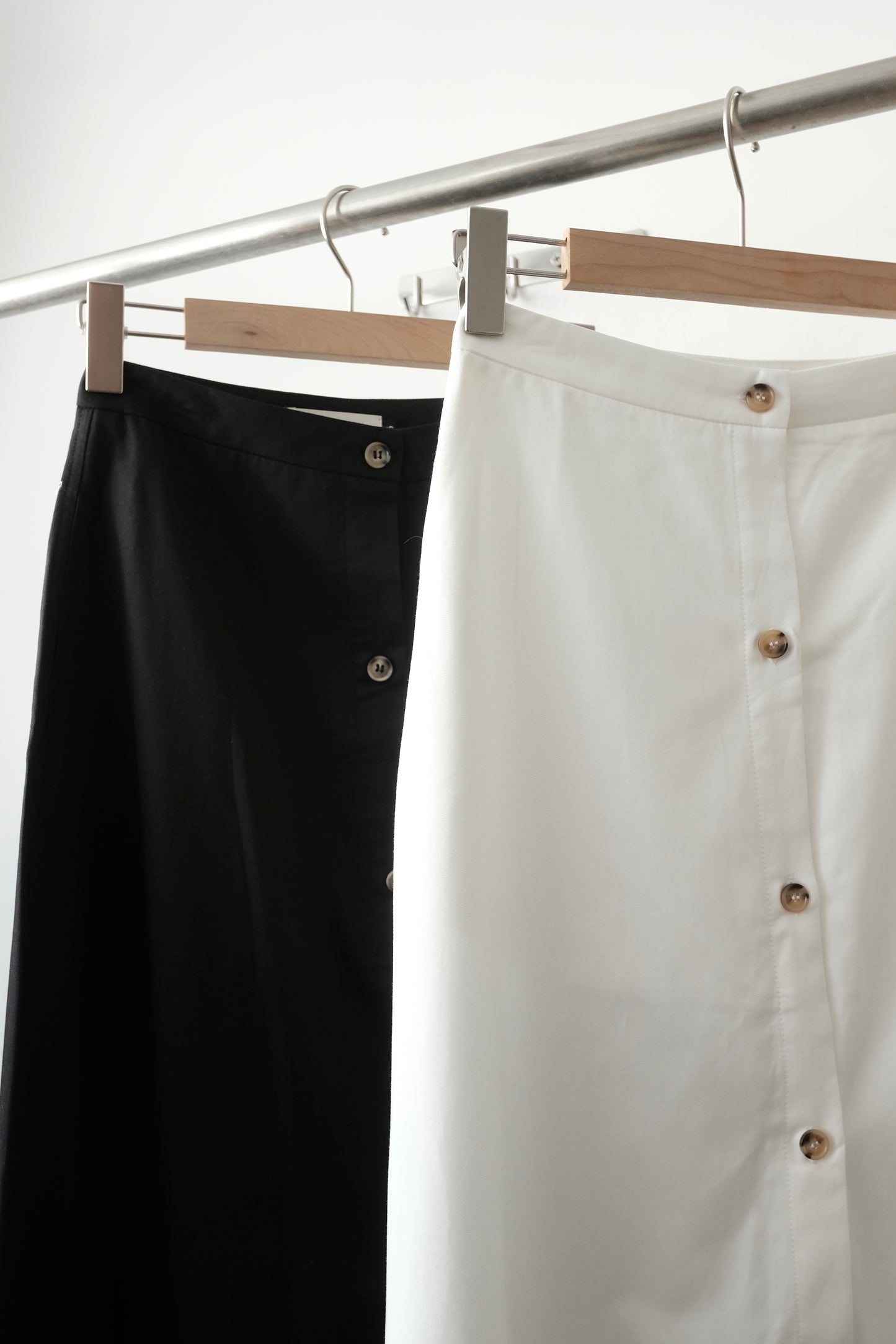250409 Eleonora Button Slit Skirt