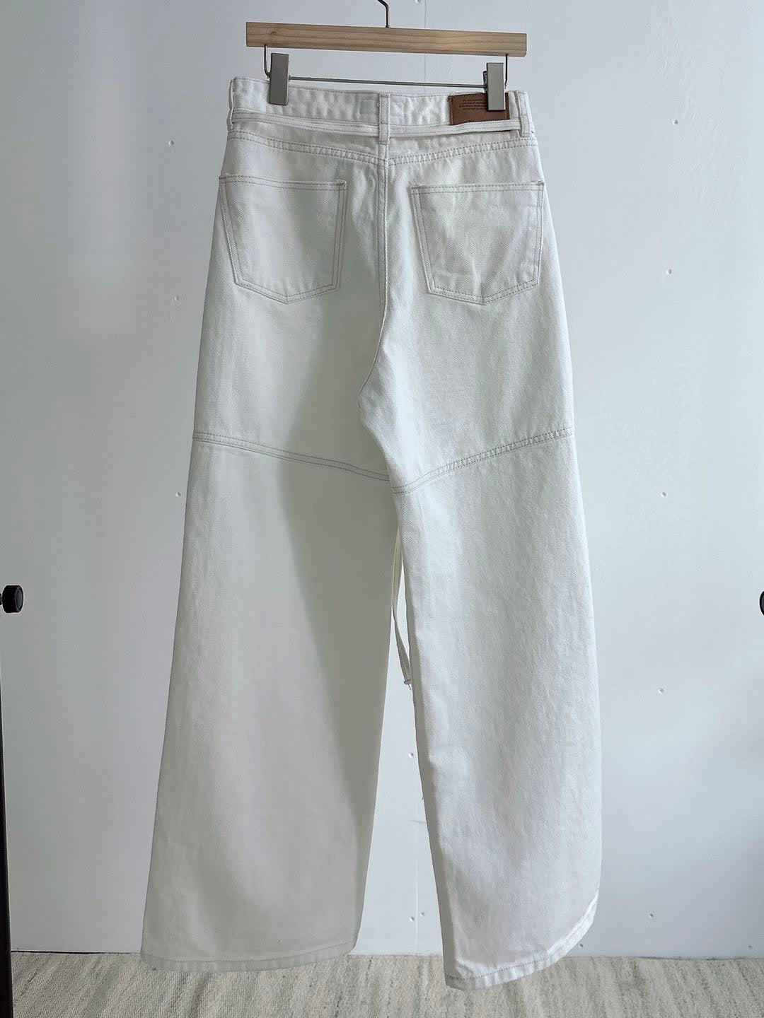 J02 - Melis Wide Leg Jeans with Strap
