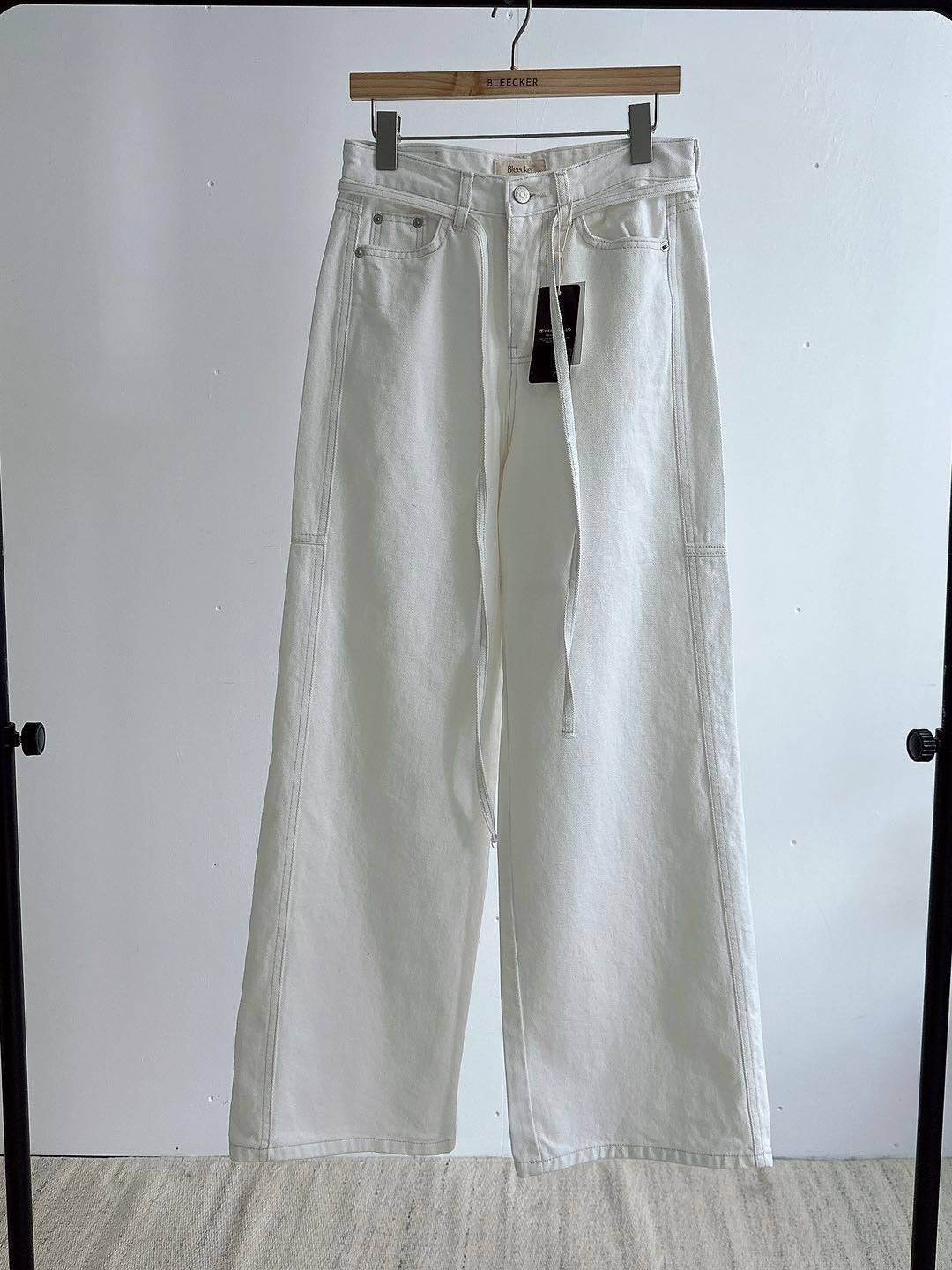 J02 - Melis Wide Leg Jeans with Strap