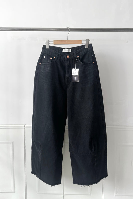 250911 Curve Cut Denim Jeans