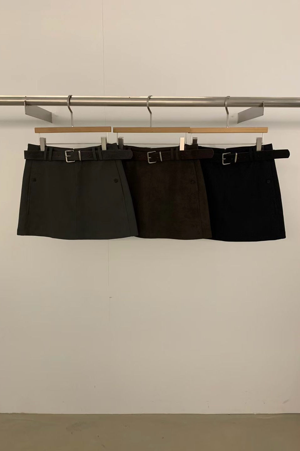 250920 90s leather Short
skirt with belt